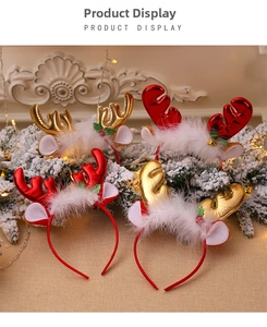 Detail von Weihnachts-Rentier-Haarreifen mit goldenen und roten Pailletten und Glocken