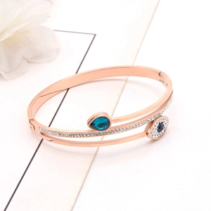 Bracelet œil porte-bonheur or rose avec cristal bleu goutte et détails en strass pavé