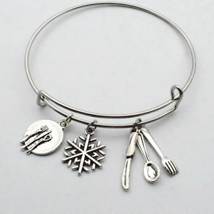 Détail du bracelet en alliage argenté avec breloques flocon et couverts pour bijoux DIY