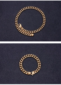 Détail d'un bracelet gourmette en or avec un fermoir à ressort sur un fond texturé sombre