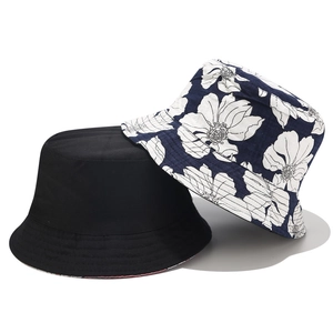 Detailaufnahme von schwarzen und floralen Wende-Fischerhüten für optimalen Sonnenschutz