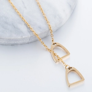 Collier fer à cheval en or 18K minimaliste avec double pendentif U sur marbre