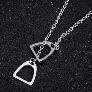 Collier minimaliste en argent avec pendentif fer à cheval et doubles maillons étrier