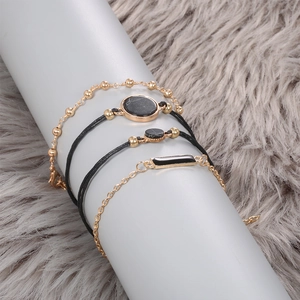 Detailansicht des 5-teiligen Gold und Schwarz Boho-Armband-Sets mit Marmor-Anhängern