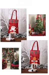 Détail du sac cadeau de Noël en jute avec Père Noël et renne 3D aux accents écossais