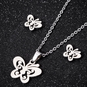 Parure collier et boucles d'oreilles papillon en acier inoxydable poli sur fond noir