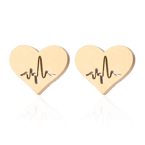 Orecchini a cuore dorati con motivo ECG traforato su uno sfondo bianco pulito
