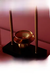 Detaillierte Makroansicht des luxuriösen goldenen Eisen-Kerzenhalters für Wohnkultur