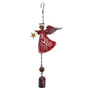 Detalle de carillón de ángel metálico rojo con acentos pintados y campana de bronce