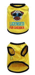 Détail du gilet jaune pour chien avec imprimé carlin et tissu respirant léger