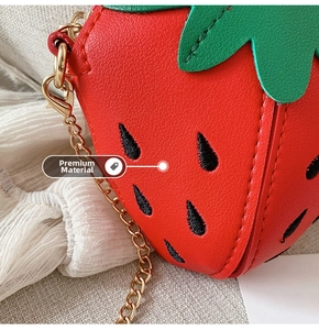 Nahaufnahme der Erdbeer-Tasche aus strukturiertem PU-Leder mit Stickerei und Goldkette