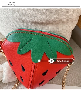 Detailansicht der niedlichen Erdbeertasche aus rotem PU-Leder mit goldener Kettenriemen