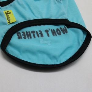 Détail du tissu bleu clair du t-shirt pour animaux avec bordure noire et étiquette DroolingDog