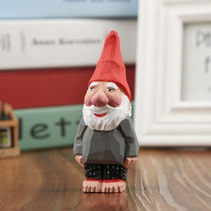 Détail d'un gnome en bois sculpté à la main avec chapeau rouge et barbe blanche déco