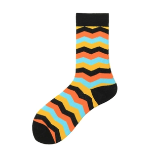 Texture de maille détaillée des chaussettes à motifs chevrons orange et bleu