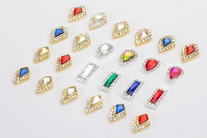 Detailaufnahme von geometrischen Nailart-Strasssteinen mit Gold- und Silber-Mikrokanten