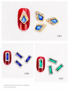 Detailansicht von Nagelschmuck aus Legierung mit blauen und grünen Edelsteinen