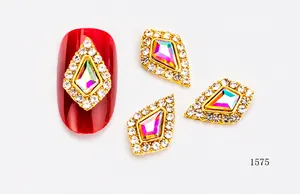 Makro-Detail von Strass-Nagelkunst-Anhängern mit goldener Legierung und AB-Kristallschicht