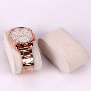 Dettaglio dell'orologio al quarzo dorato Geneva su cuscino beige con confezione coordinata