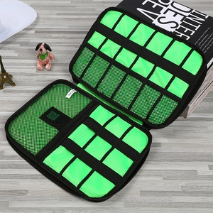 Tasche interne a rete ed elastici per cavi nella borsa digitale portatile