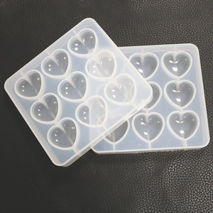 Vue détaillée de deux moules en silicone à 9 cavités en cœur pour résine DIY