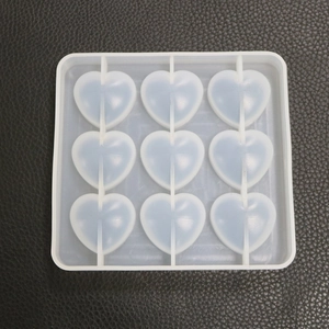 Vue de dessus d'un moule en silicone à 9 cœurs pour pendentifs en résine et bijoux DIY