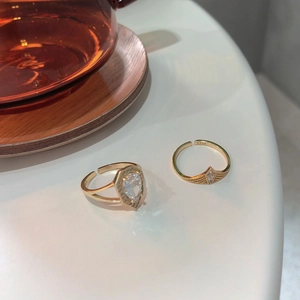Adjustable S925 silver pear-cut zircon ring set with V-shaped band in gold finish