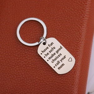 Porte-clés argenté avec gravure Have Fun Be Safe sur fond en cuir marron texturé