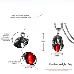 Détail du pendentif griffe de dragon avec pierre d'agate rouge en argent vintage