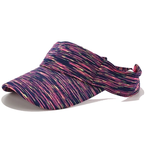 Détail de la visière pare-soleil tie-dye rose et bleue pour femme avec bord incurvé