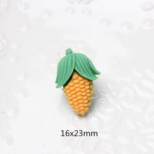 Dettaglio charm mais in resina gialla con foglie verdi, 16x23mm per gioielli fai-da-te