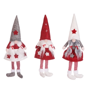 Trois gnomes de Noël rouge, gris et blanc avec de longues barbes et des jambes rayées