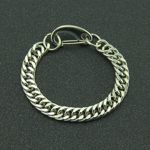 Gros plan du bracelet gourmette plate en argent avec grand fermoir mousqueton robuste