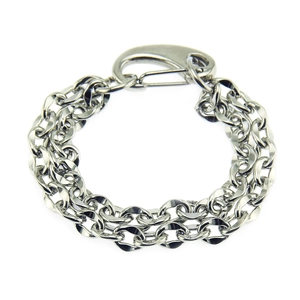 Bracelet à triple chaîne argentée de style industriel avec grand fermoir mousqueton