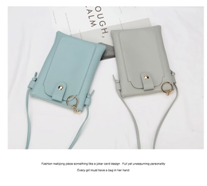 Détail de sacs de téléphone en cuir PU bleu clair et vert sauge avec texture litchi