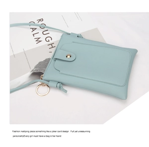 Détail du sac de téléphone en cuir PU vert menthe avec bouton pression et bandoulière fine