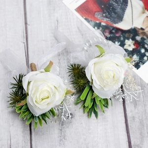 Set di fiore all'occhiello e corsage da polso con rose bianche e foglie verdi
