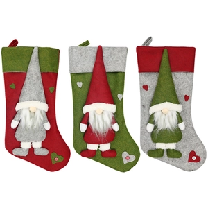 Trois chaussettes de Noël gnome en peluche rouge vert et gris pour décor de fête