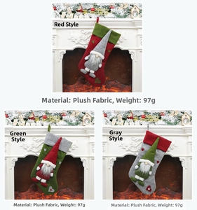 Trois chaussettes de Noël gnome en peluche rouge, verte et grise sur une cheminée