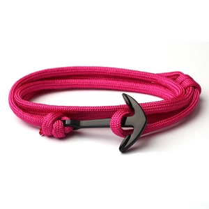 Dettaglio del bracciale in nylon intrecciato rosa con chiusura ad ancora in metallo nero