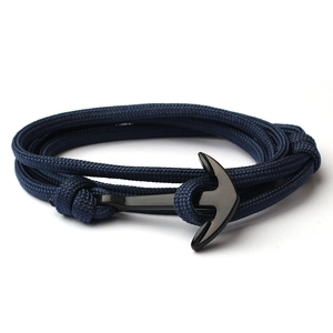 Bracciale nautico multistrato fatto a mano con chiusura ad ancora in metallo nero