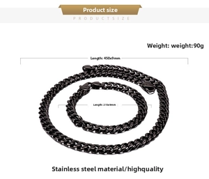 Dettaglio del set collana e bracciale a catena cubana in acciaio inossidabile nero con gancio