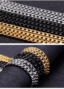Dettaglio dei bracciali a maglia cubana in acciaio inossidabile argento, oro e nero