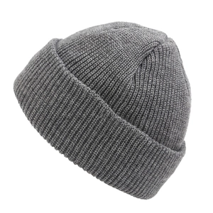 Detalle del tejido de punto acanalado gris del gorro con borde doblado para el invierno