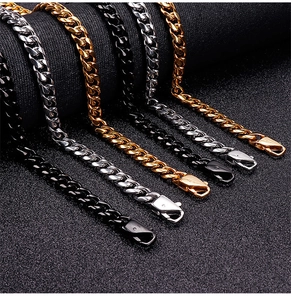 Dettaglio di catene cubane in acciaio inossidabile nei colori oro, argento e nero con chiusura a moschettone