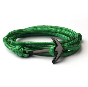 Dettaglio del bracciale in nylon intrecciato verde con chiusura ad ancora in metallo nero