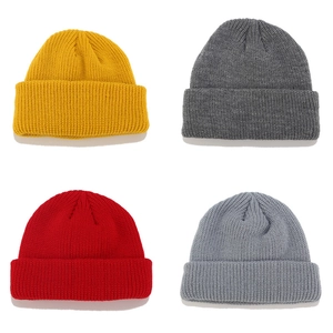 Set de cuatro gorros docker de punto acanalado en amarillo, gris oscuro, rojo y gris vigoré