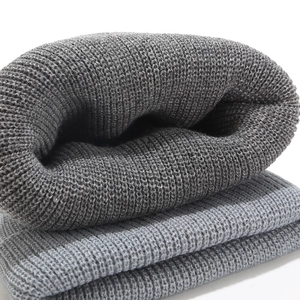 Gorro de punto gris oscuro con textura de lana gruesa y diseño cálido y minimalista