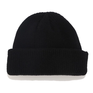 Primer plano del gorro de punto acanalado negro que muestra la textura y calidad de los detalles