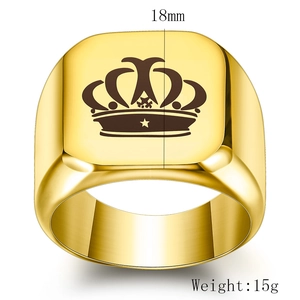 Detail eines goldenen Siegelrings aus Edelstahl mit Kronengravur, 18mm Breite und 15g Gewicht
